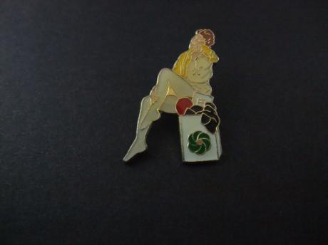 Pin-upgirl zittend op box